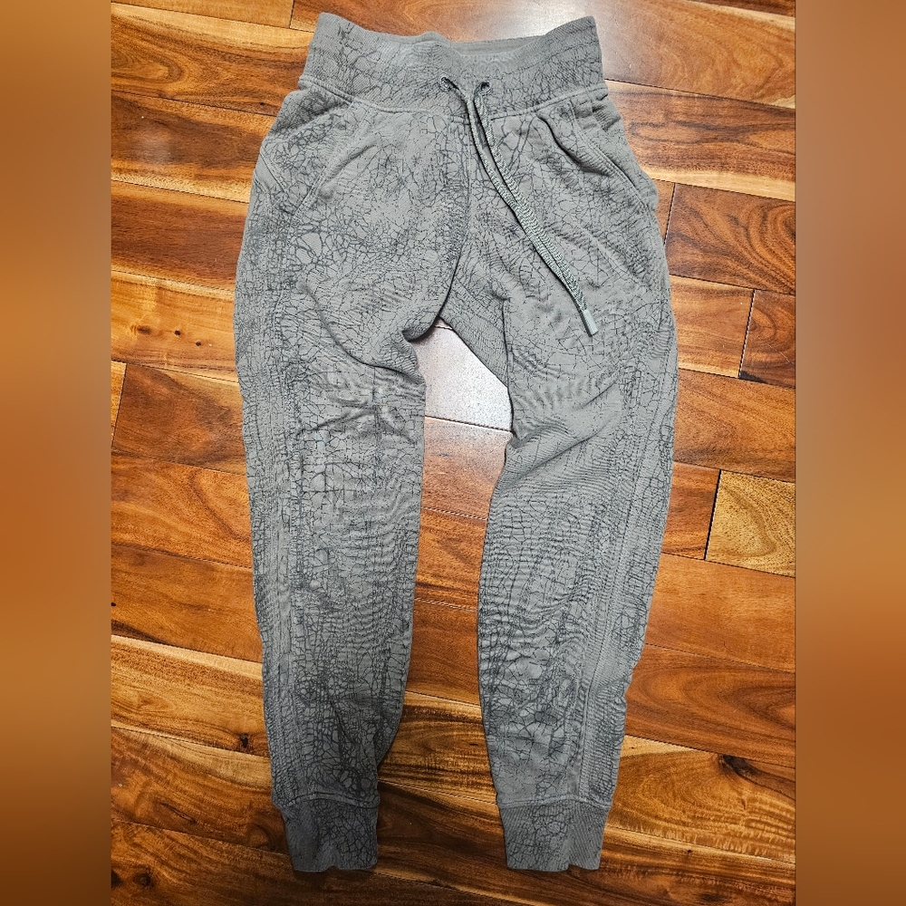 Lululemon Athletica Gray Patterned Leggings
